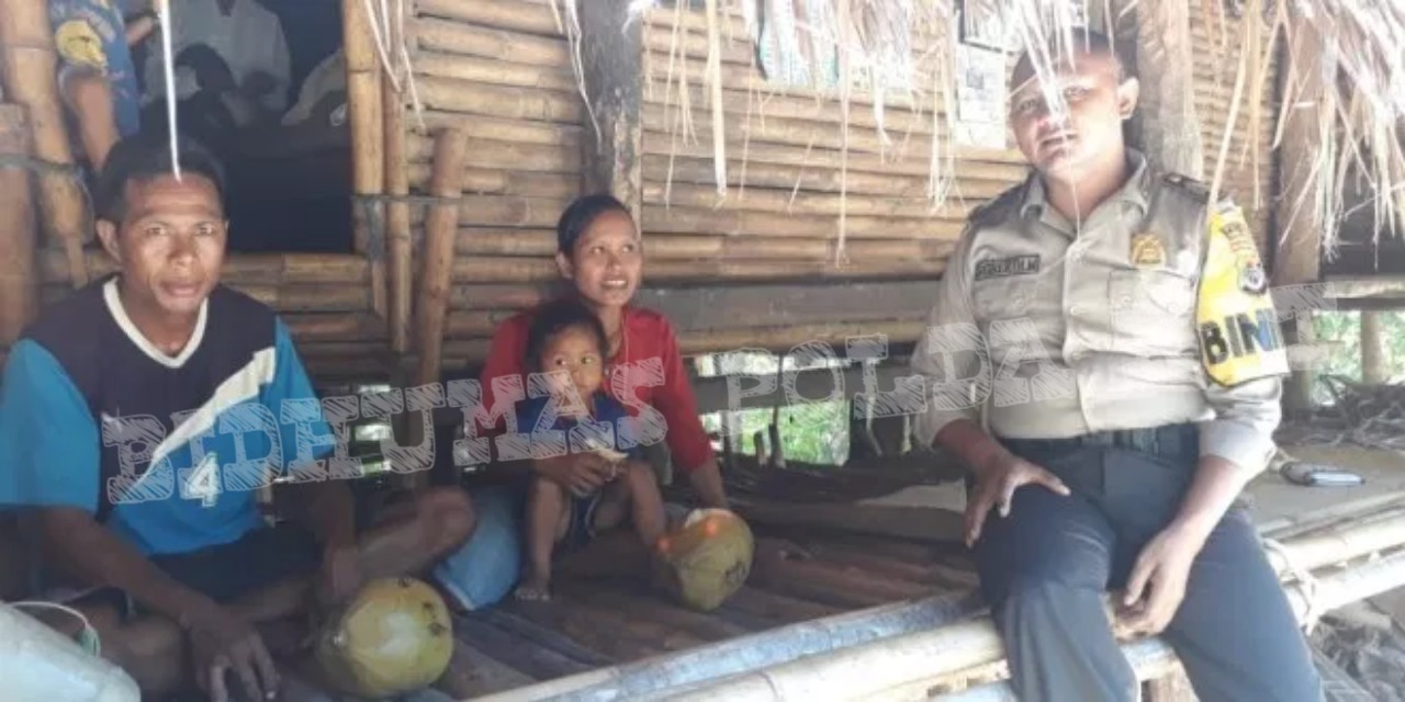 Sambang Warga Penerima Bansos, Bhabinkamtibmas Bersama Kasium Polsek Lamboya di Hari Minggu