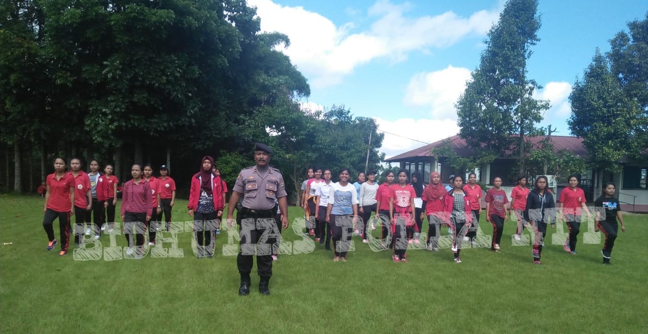 KBO Sat Sabhara Polres Manggarai Melatih Baris Berbaris Mahasiswa dan Mahasiswi STKIP Ruteng