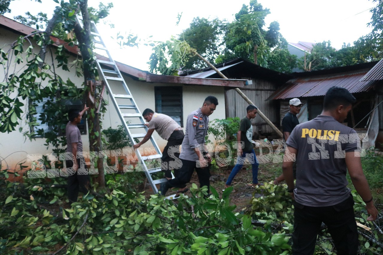 Personel Ditsamapta Polda NTT Membantu Warga Terdampak Musibah Puting Beliung