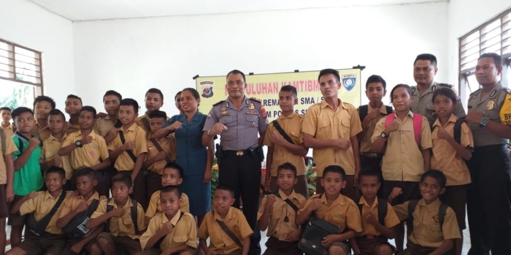 Roadshow Penyuluhan Kamtibmas oleh Satuan Binmas Disambut Antusias Siswa Siswi SMPN 5 Wewewa Timur