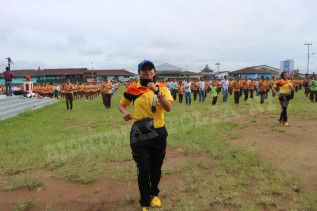 Jelang MRSF, Polres Manggarai Bersama Siswa SMK Sadar Ruteng Latihan Tarian Kolosal Millennial