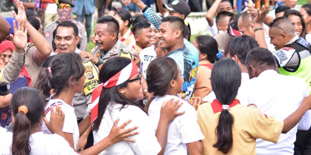 Masyarakat Berbaur Dan Berjoget Bersama Anggota Polres Sumba Timur Saat MRSF 2019 Digelar