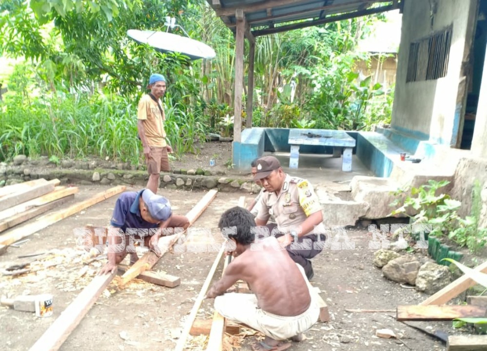 Bhabinkamtibmas Kalabahi Barat Bantu Warga Bangun Rumah