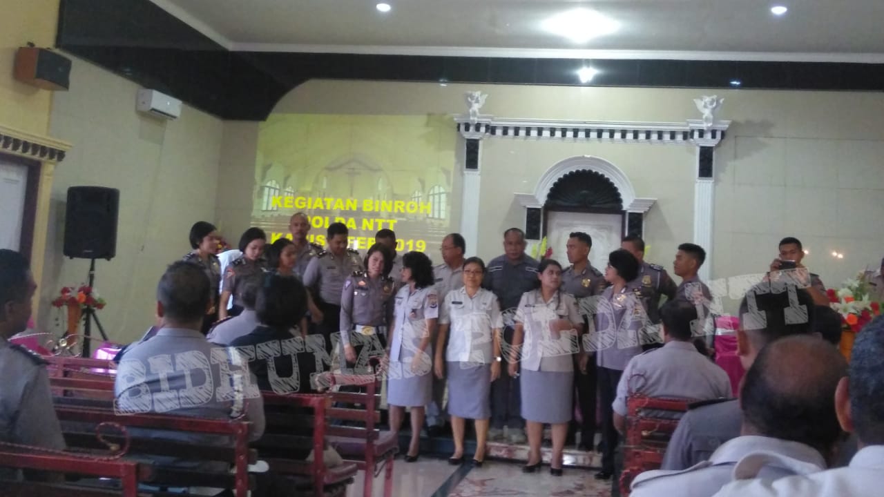 Binroh di Gereja Oikumene, Paduan Suara Polda NTT Mempersembahkan Lagu Pujian