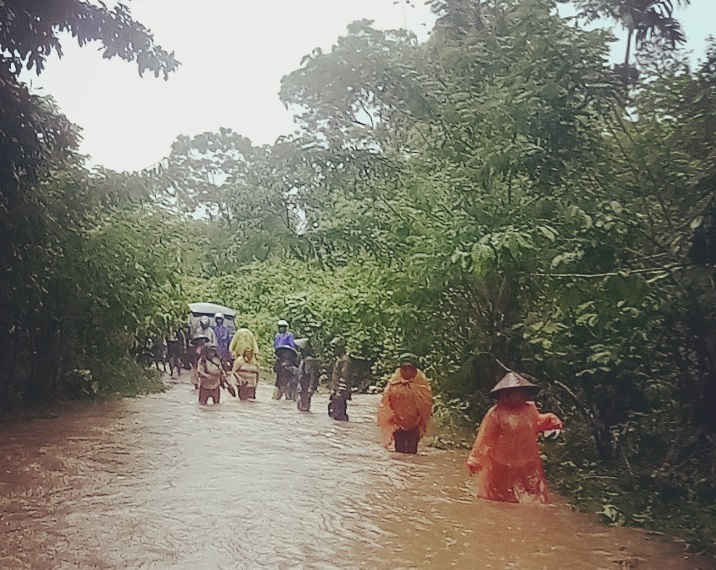 Terjebak Banjir, Ini yang dilakukan BRIGPOL Stanislaus K. Tandi