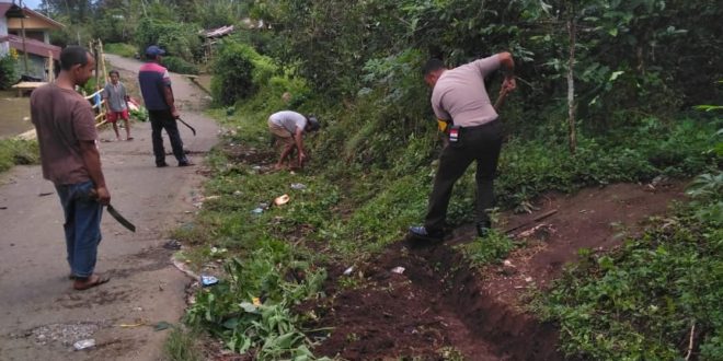 Ciptakan Lingkungan Bersih, Bhabinkamtibmas Carep Gelar Kerja Bakti