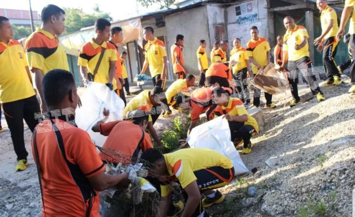 Polres Sumba Barat Kerja Bakti Bersihkan Sampah