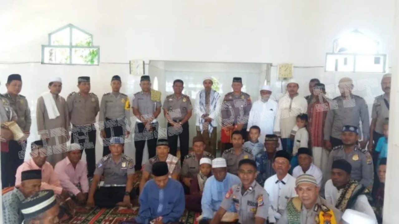 Personel Polres Ende Melaksnakan Jumat Barokah