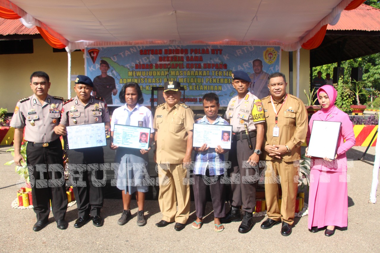 Sat Brimobda NTT Kerja Sama Dengan Dukcapil Kota Kupang Gelar Rekaman E-KTP Untuk Masyarakat