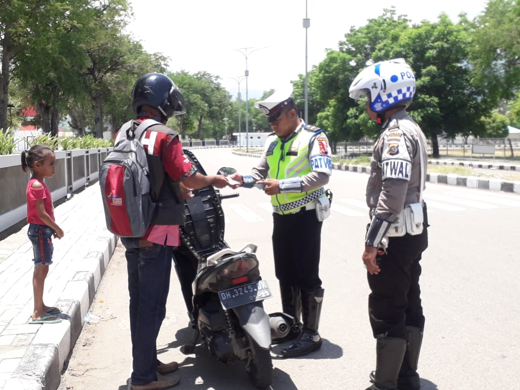 Lantas Polres TTU Laksanakn Operasi Pemeriksaan Kelengkapan Surat Kendaraan di Pasar Wini