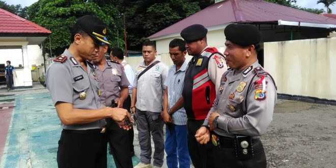 Waka Polres Belu Kembali Periksa Senjata Api Hingga Sikap Tampang Anggota