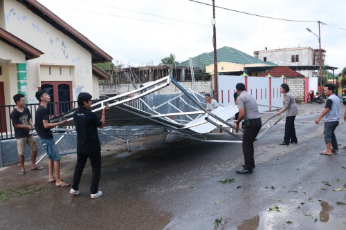 Personel Bidang Humas Polda NTT Bantu Warga yang Tertimpa Bencana Angin Puting Beliung