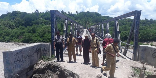 Kasat Binmas Polres TTS Pantau Jalan Rusak di Noebunu