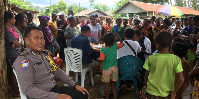 Dampingi Penyaluran PKH, Bhabinkamtibmas Tohe Ingatkan KPM Manfaatkan Bansos PKH Dengan Baik