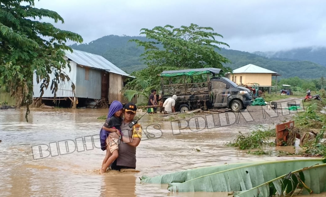 Kapolres Manggarai Barat Bantu Evakuasi Warga, Kerahkan Personel dan Perahu Karet