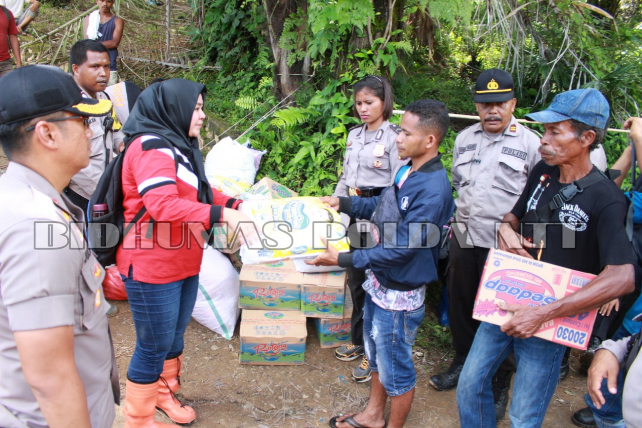 Polres Manggarai Barat dan Bhayangkari Serahkan Bantuan Sembako kepada Warga Dampak Bencana Alam