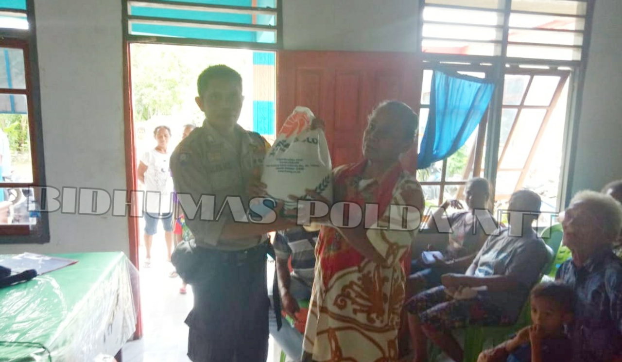 Bhabinkamtibmas Kelurahan Buraen Pantau Penyaluran Rastra