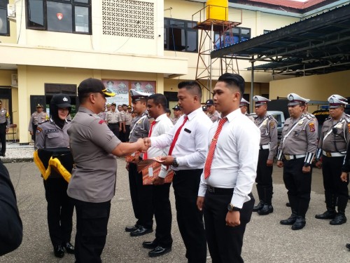 Kapolres Kupang Kota Beri Penghargaan Empat Anggotanya