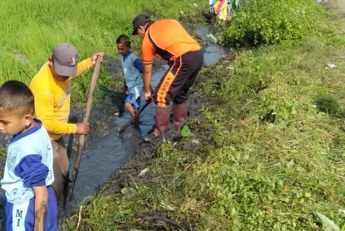 Cegah DBD, Bhabinkamtibmas Pondo Berishkan Jalur Irigasi