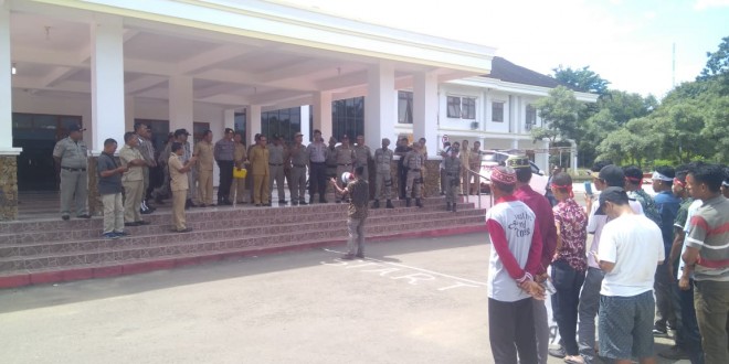 Sat Sabhara Polres Mabar Amankan Unjuk Rasa Damai di Kantor Bupati