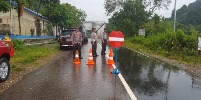 Rawan Longsor Susulan, Personel Gabungan Atur Lalin Jalur Trans Flores