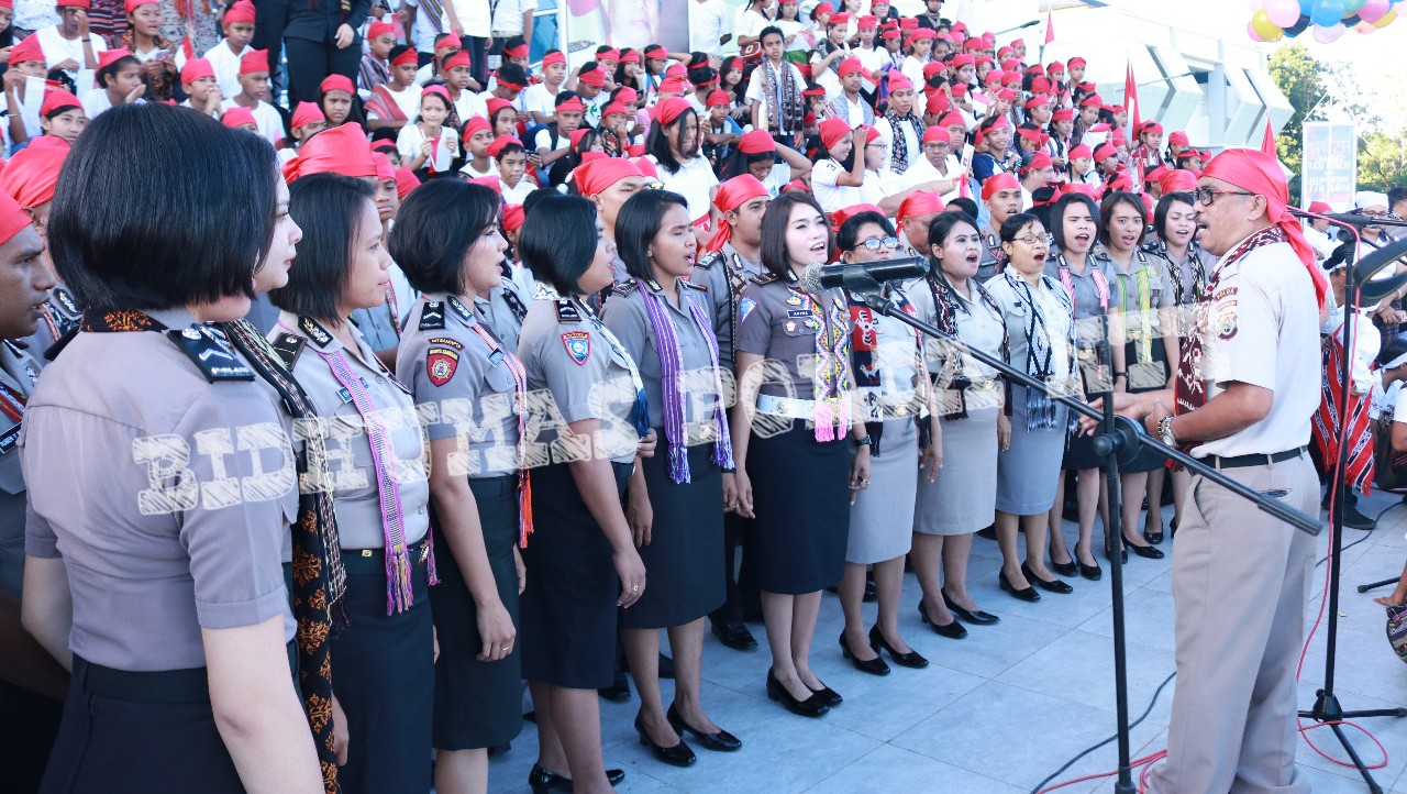 Personel Polda NTT Turut Memeriahkan Festival Sarung Tenun dan Musik NTT