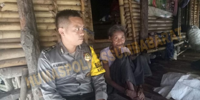 Bhabinkamtibmas Polsek Lamboya Awasi Distribusi Bansos di Warga Binaanya