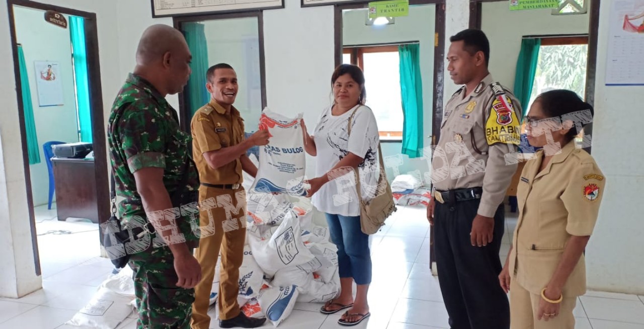 Bhabinkamtibmas Kelurahan Kota Uneng Lakukan Pengamanan dan Pengawasan Bansos Rastra