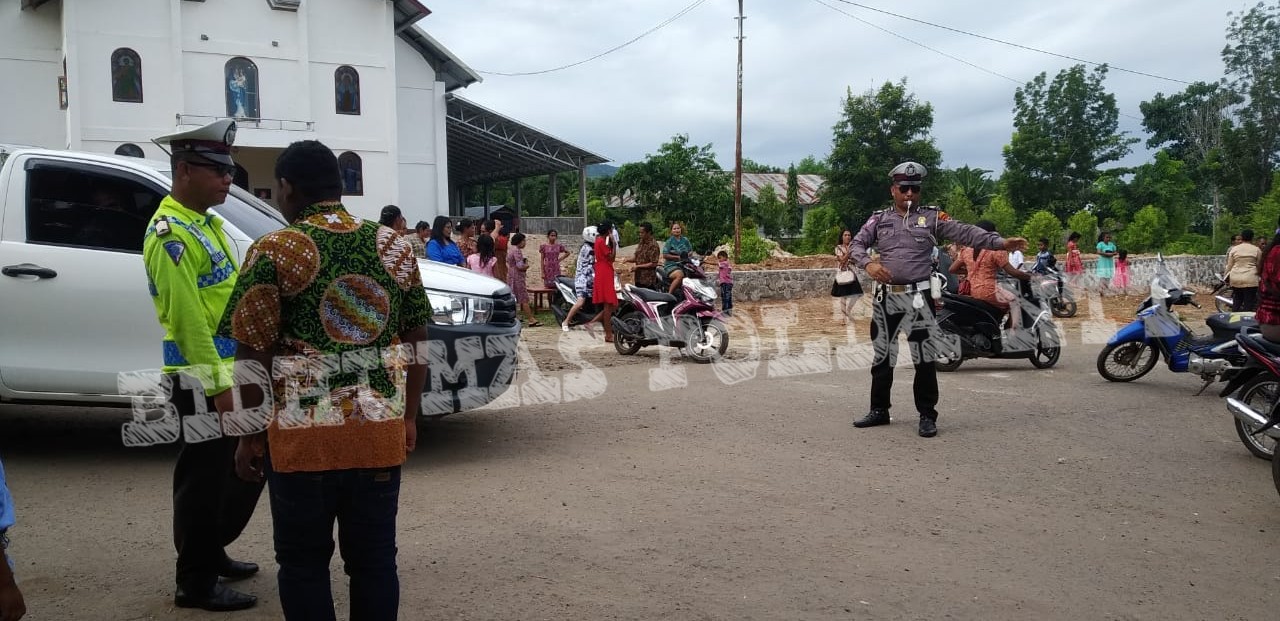 Jalannya Ibadah Kebaktian Mingguan, Sat Lantas Polres Lembata Lakukan Pengamanan dan Gatur Lalin