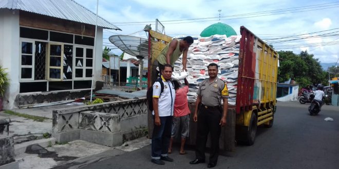 Bhabinkamtibmas Rukun Lima Pantau Pendropingan Bansos