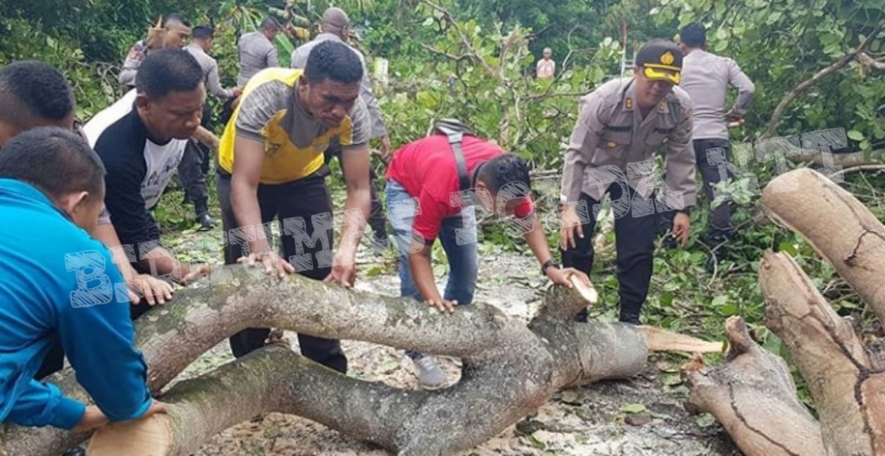 Personel Polres Sikka Bantu Pembersihan Rumah Warga Yang Tertimpa Bencana