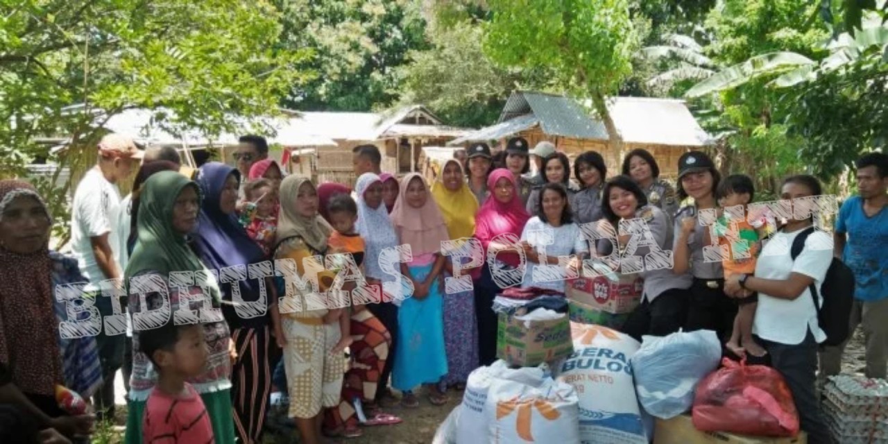 Polwan Polres Mabar Beri Sumbangan Kepada Warga Terdampak Banjir