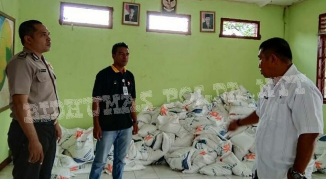 Bhabinkamtibmas Desa Nangahale Lakukan Pengamanan dan Pengawasan Distribusi Bansos Rastra di Desa Nanghale