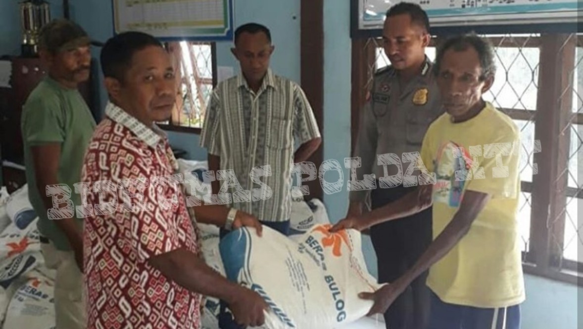 Distribusi Bansos Rastra, Bhabinkamtibmas Desa Bangkoor Lakukan Pengamanan dan pengawasan