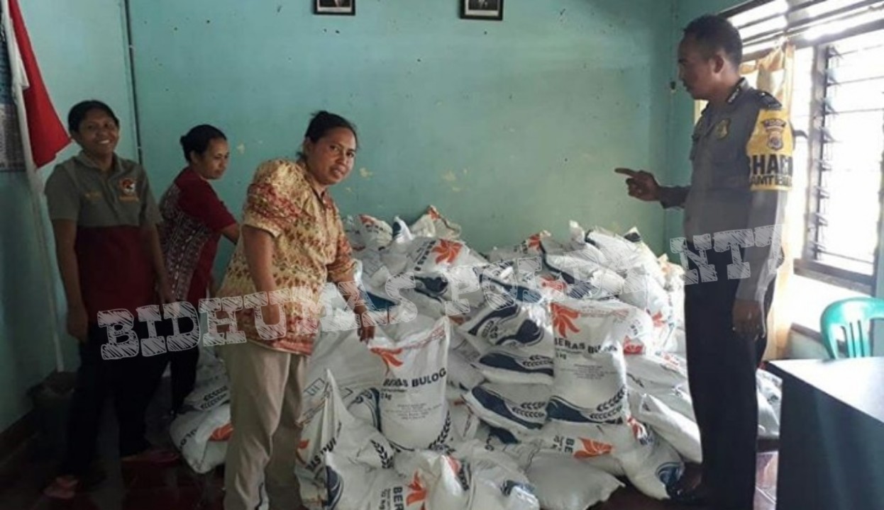 Bhabinkamtibmas Desa Nabe Awasi Distribusi Bansos Rastra