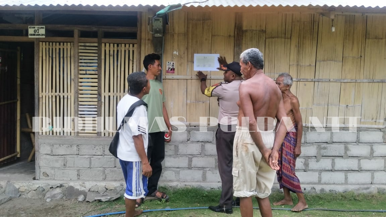 Wujudkan Pemilu 2019 Damai, Bhabinkamtibmas Jajaran Polres Sikka Pasang Stiker Imbauan Kamtibmas