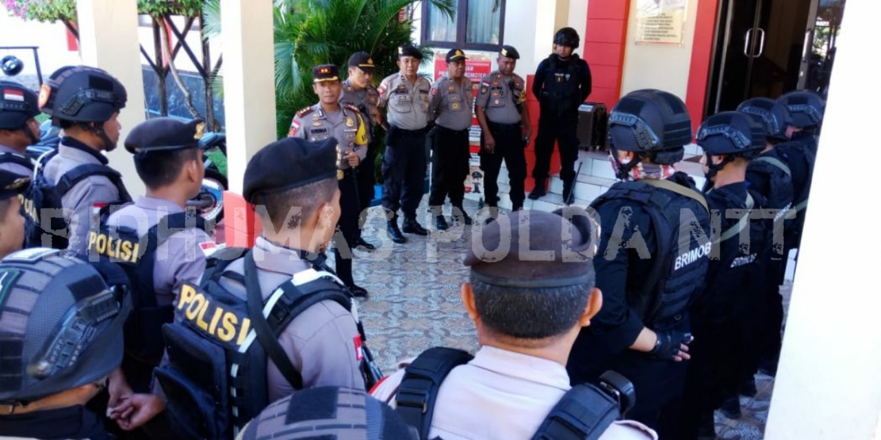 Personel Polres TTU Lakukan Pengamanan Logistik Pemilu Tingkat PPK