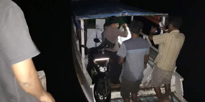 Tempuh Jalur Laut, Polres Mabar bantu Kawal Logistik Pemilu 2019 Ke Desa Bari