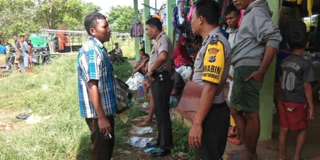 Kapolsek Kodi Utara bersama Bhabinkamtibmas Menyambangi Warga di Pasar Bukambero