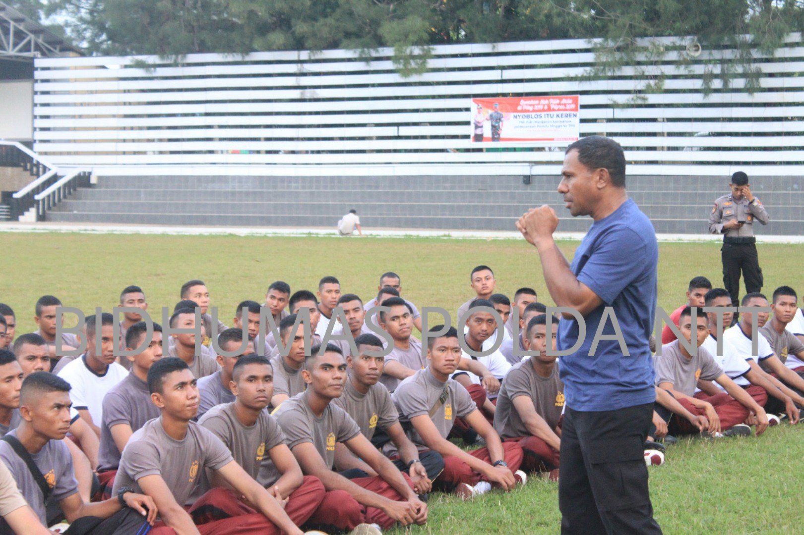 Olahraga bersama Baja, Wakapolda NTT Latih Gerakan Tinju