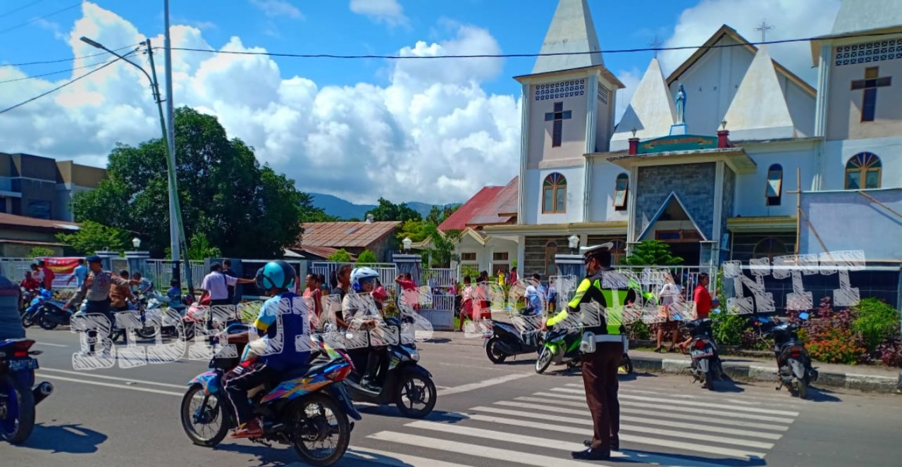 Jalannya Ibadah Kebaktian di Gereja, Personel Polres Lembata Lakukan Pengamanan dan Pengaturan Arus Lalin