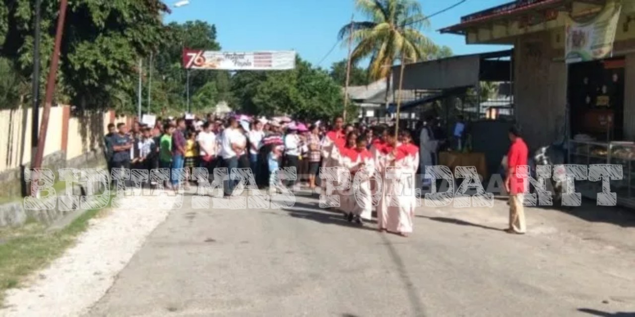 Personel Polsek Loura Bersama personel Polsubsektor KPPP Udara Lakukan Pengamanan Prosesi Jalan Salib Dalam Rangka Hari Paskah