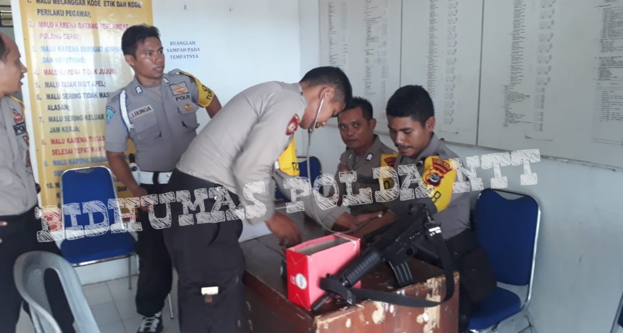 Cek Kondisi Personel di PPK, Tim Urkes Polres Sumba Barat Gelar Patroli Kesehatan