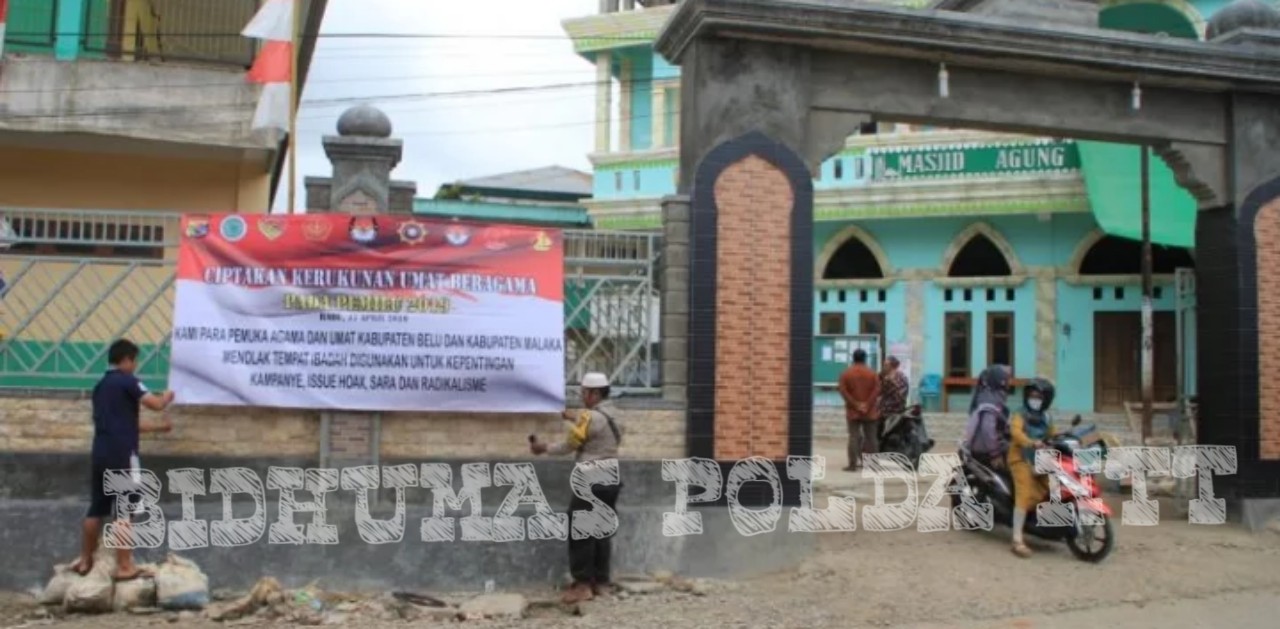 Personel Polres Belu Pasang Spanduk Himbauan Cegah Rumah Ibadah Jadi Tempat Kampanye