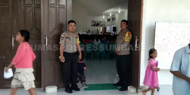 Personel SUmba Barat Amankan Prosesi Perayaan Paskah