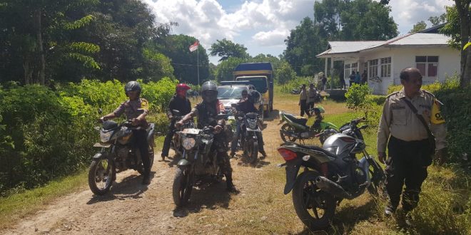 Bareng TNI, Anggota Polres Belu Kawal Logistik Pemilu Hasil Pleno PPK