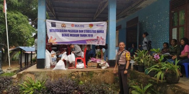 Gelar Pasar Murah, Bhabinkamtibmas Melaksanakan Pengamanan