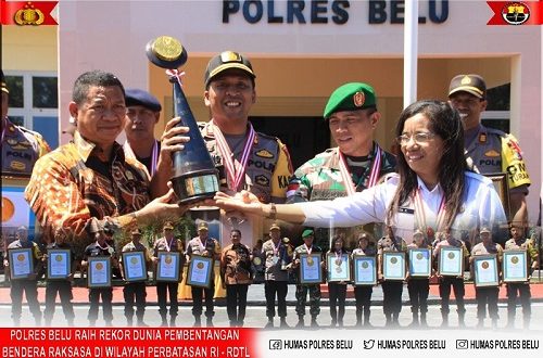 Momen Penyerahan Penghargaan Rekor Dunia Pengibaran Bendera Merah Putih Raksasa oleh LEPRID