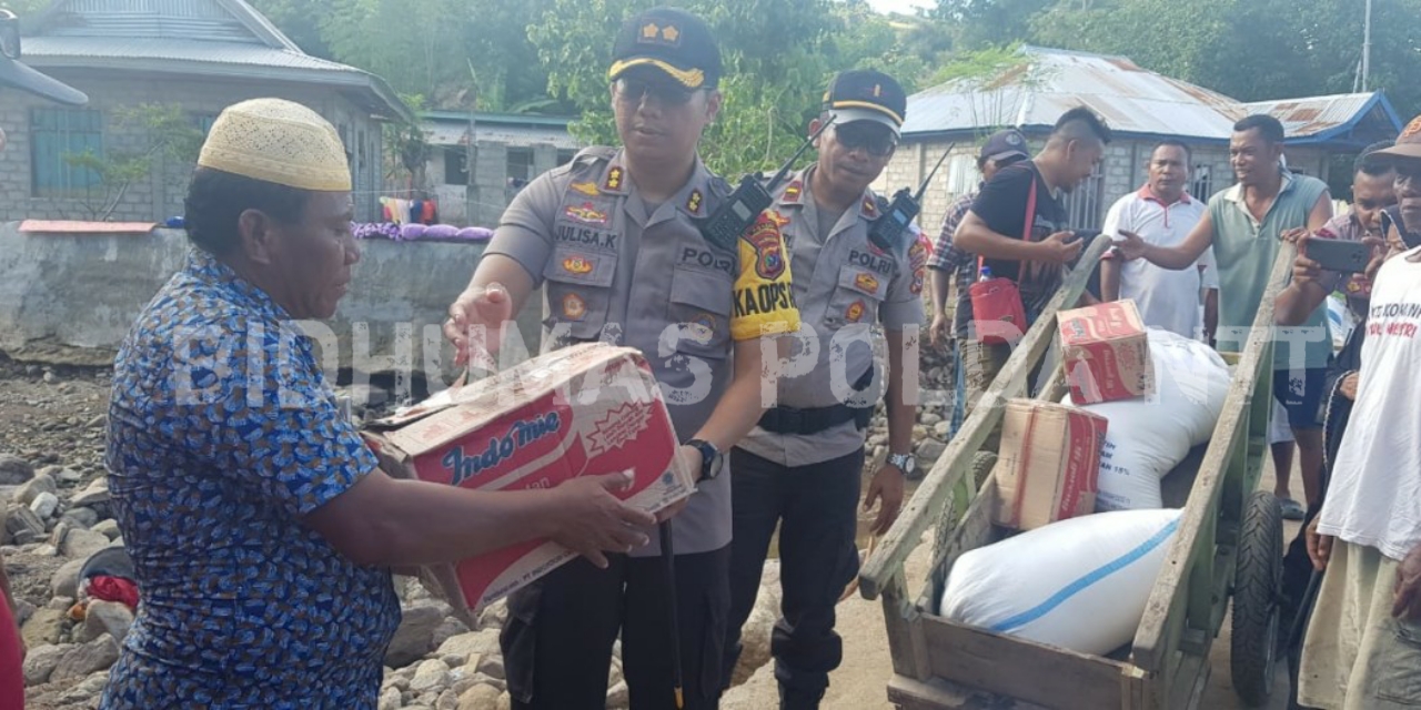 Polres Manggarai Barat Serahkan Bantuan Sembako Kepada Warga Korban Banjir di Pulau Komodo