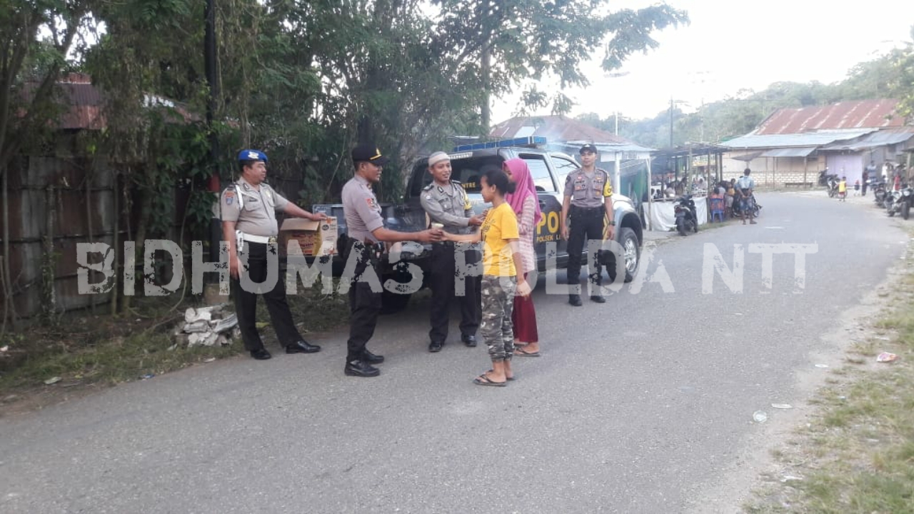 Safari Ramadhan Polsek Lewa, Polres Sumba Timur Membagikan Takjil Kepada Umat Muslim Untuk Berbuka Puasa